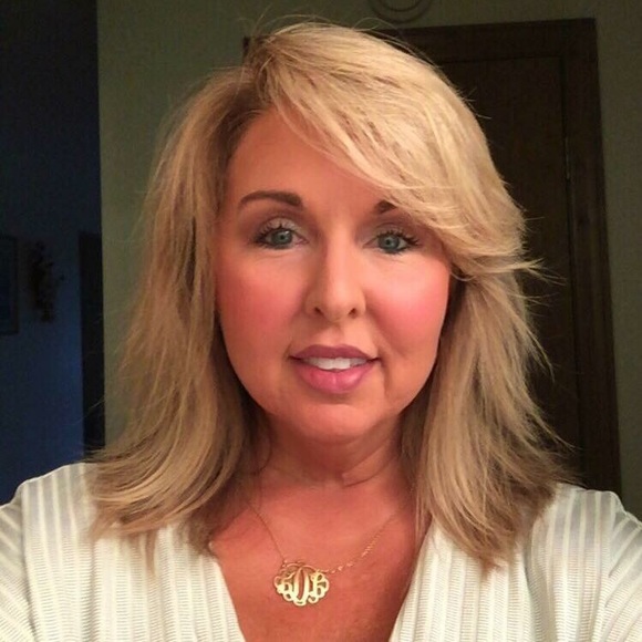 Meet your Posher, Lora - Picture 2 of 2